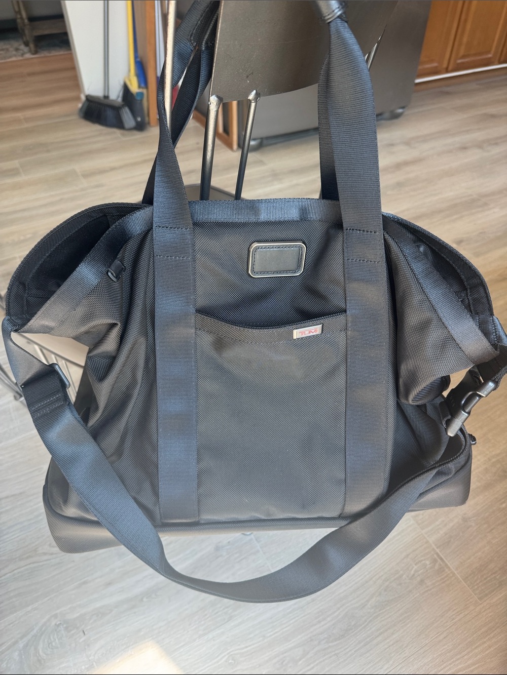 TUMI Alpha 3 Carryall Tote Bag in Black (Style Number: 138555-1041